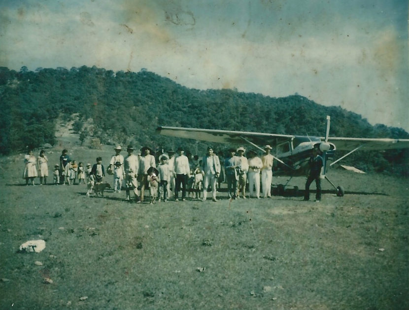 Cruz Lorenzo llegando en avioneta a Cieneguilla, Oaxaca, 1973. Archivo de Tomás Cruz Lorenzo